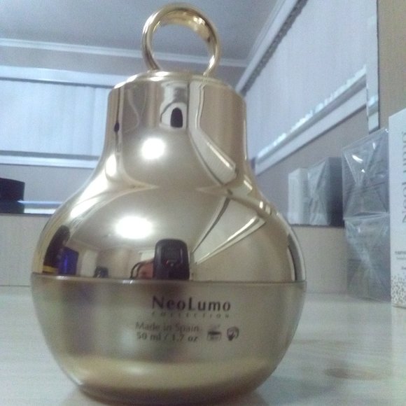 NEOLUMO RENEWAL CHEEK & AROUND LIP TREATMENT-GREEN TRIPLE ACTION-1.7 oz/50ml-NEW - Picture 2 of 5